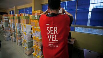 Santiago 26 de octubre 2024.
Vocales de mesa realizan el cierre y sellado de las urnas de votacion asignada a su respectiva mesa en el Colegio Naciones Unidas, de la comuna de La Cisterna,
Luis HIdalgo/Aton Chile