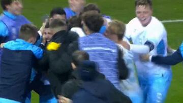 Jugadores de San Marino celebran el tercer gol.