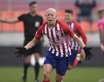 Canterano del Atlético de Madrid, jugó dos temporadas 2018-19 y 2019-20 con el Atlético B alternando con el primer equipo.