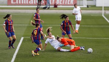 Gol anulado a Kosovare Asllani por falta a Paños. 
