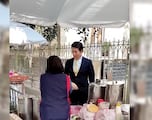 Embajador de Japón en México, salió a dar tamales en Reforma