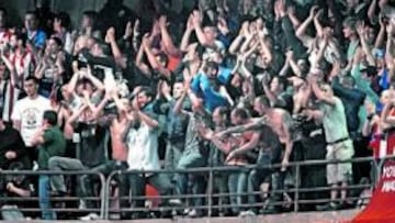 <b>COLCHONEROS. </b>Aficionados del Atlético animan a su equipo en San Mamés la campaña pasada.