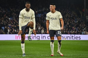 Beto y Carlos Alcaraz, jugadores del Everton, celebran el gol anotado por el bisauguineano ante el Crystal Palace.