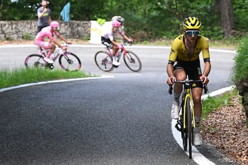 El británico Simon Yates, que empezaba el día a 1:21 del liderato, atacaba en los primeros kilómetros de la Finestre mientras Carapaz y Del Toro se marcaban mutuamente.