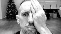 El futbolista franc&eacute;s Franck Rib&eacute;ry posando en solidaridad con el beb&eacute; sirio Karim Abdul Rahaman como parte de la campa&ntilde;a viral #SolidarityWithKarim