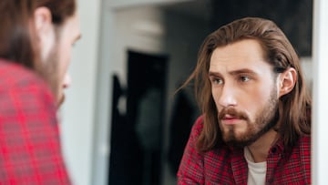 El significado de hablar solo y en voz alta, según la psicología