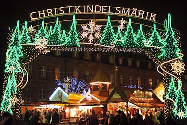 La Capital de la Navidad deslumbra con miles de luces y más de 300 puestos. Sus calles medievales se llenan de decoraciones únicas y vino especiado. Es el mercado navideño más antiguo de Francia, activo desde 1570.