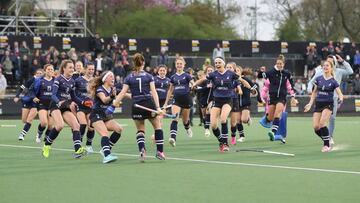 Las jugadoras del Junior celebran su victoria ante el Gante en el partido por el tercer puesto de la Euroliga femenina de hockey hierba.