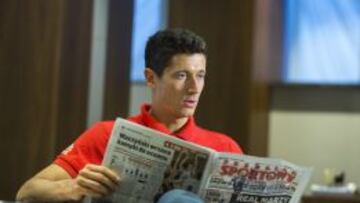 SE DEJA QUERER. Lewandowski, con la portada del Przeglad Sportowy polaco que le vinculaba al Madrid.