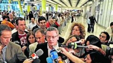 <b>PLENO EN LA T-4. </b>Gallardón, alcalde de Madrid, rodeado por los medios en Barajas. En la otra imagen, Ana Botella con Manuel Cobo.
