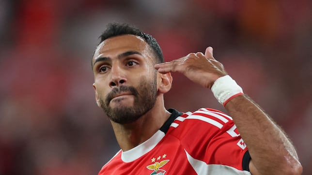 Pavlidis mira a la cara de Mbappé y Kane