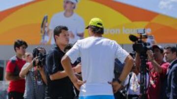 Rafael Nadal responde preguntas a los medios antes de su entrenamiento.