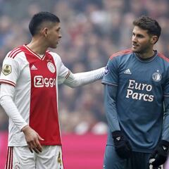 Both Santi Giménez and Edson Álvarez find the net in ‘De Klassiker’
