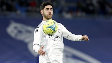 Marco Asensio, jugador del Real Madrid, controla el bal&oacute;n en un partido de Liga.