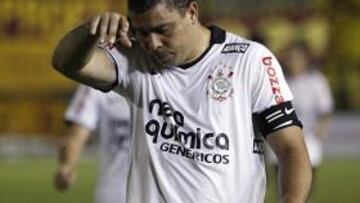 Hinchas del Corinthians apedrean la sede del club