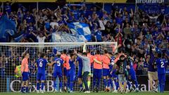 Los jugadores del Getafe celebran junto a la afici&oacute;n la permanencia en Primera Divisi&oacute;n.