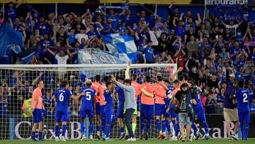 Los jugadores del Getafe celebran junto a la afición la permanencia en Primera División.