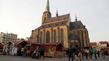 La catedral de Pilsen, erigida en 1295, es el epicentro del casco hist&oacute;rico de esta ciudad a 90 kil&oacute;metros de Praga.
 