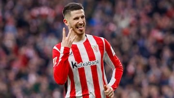 BILBAO, 08/02/2025.- El centrocampista del Athletic Oihan Sancet celebra tras anotar su tercer tanto, el 3-0 del conjunto, durante el encuentro correspondiente a la jornada 23 de LaLiga EA Sports entre el Athletic y el Girona en San Mamés, Bilbao, este sábado. EFE/ Miguel Toña