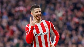 BILBAO, 08/02/2025.- El centrocampista del Athletic Oihan Sancet celebra tras anotar su tercer tanto, el 3-0 del conjunto, durante el encuentro correspondiente a la jornada 23 de LaLiga EA Sports entre el Athletic y el Girona en San Mamés, Bilbao, este sábado. EFE/ Miguel Toña