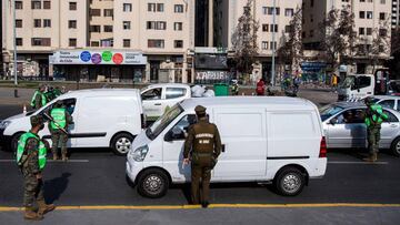 Soldiers and Chilean police members control drivers at a check-point during the mandatory total quarantine due to the new COVID-19 coronavirus pandemic in Santiago, on June 10, 2020. (Photo by Martin BERNETTI / AFP)