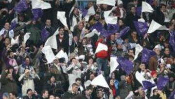 Aficionados del Lyon en el Bernabéu.