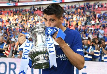 Con el Chelsea únicamente ha logrado levantar un trofeo cuando el club inglés se alzó con la FA Cup tras derrotar al Manchester United en la final gracias a un gol de Hazard. 