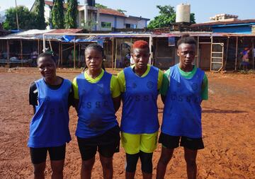 Las mujeres del Centro de Servicios Correccionales entrenan para la primera liga profesional femenina de Sierra Leona.