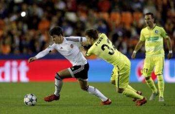 El centrocampista del Valencia CF Santiago Mina intenta escaparse de Thomas Foket, defensa del Gante