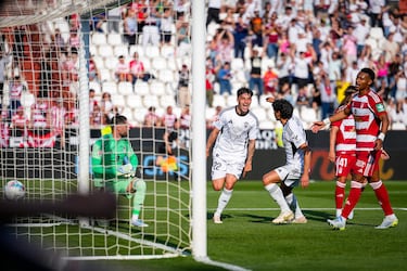 El segundo gol del Albacete contra el Granada fue obra de Lluís López, al rematar una falta con un gran cabezazo. Con este gol los manchegos ponían tierra de por medio ante el conjunto nazarí.