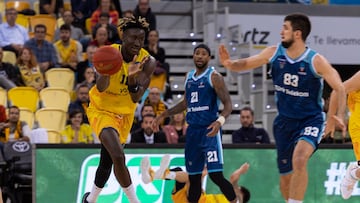 El pívot senegalés del Gran Canaria Khalifa Diop (i) trata de rebasar a Bouteille (d), de Turk Telekom, durante la jornada 16 de la Eurocopa disputado hoy miércoles en la capital grancanaria.