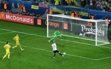 Gol 2-0 de Schweinsteiger al segundo palo que fusila a la red con la derecha 