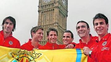 <b>EN EL BIG BEN. </b>Pires, Eguren, Capdevila, Ángel, Fuentes, el canterano Jordi Pablo y Guille Franco recorrieron ayer los lugares más emblemáticos de Londres.