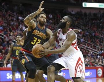 James Harden y Mike Scott.