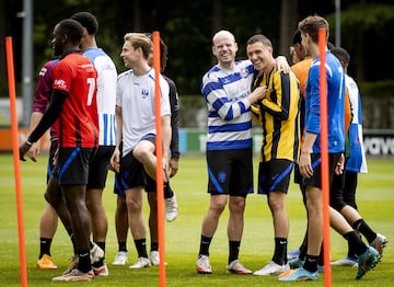 Las risas y el buen ambiente se han instalado en la concentración de la selección de Países Bajos. Frenkie de
Jong, Davy Klaassen y Steven Berhuis, en el centro de la imagen, visten las camisetas de sus antiguos clubes
amateur durante el calentamiento previo al entrenamiento, en la víspera del partido de esta noche frente a Polonia. 