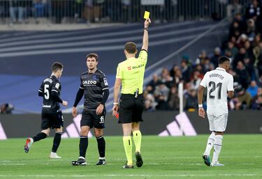 López Melero le saca la tarjeta amarilla a Zubimendi.