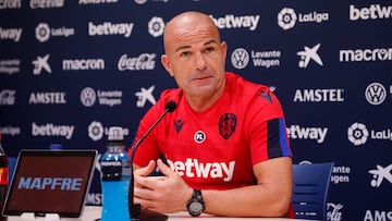 Paco L&oacute;pez en la sala de prensa de Bu&ntilde;ol.