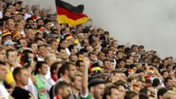 Aficionados de la selecci&oacute;n alemana celebran la victoria ante Portugal hoy, s&aacute;bado 9 de junio de 2012, durante el partido de la Eurocopa 2012, correspondiente al Grupo B, en Lviv (Ucrania) Alemania venci&oacute; 1-0 a Portugal.
