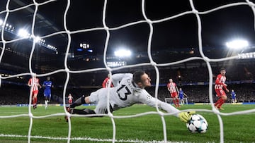 Ante el Chelsea, Oblak logró una de las paradas del año.