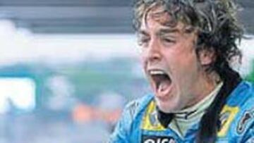 <b>TOMA, TOMA Y TOMA. </b>Alonso en un gesto que ya es legendario.