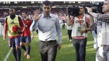 El entrenador del Osasuna, Javi Gracia, al finalizar el partido correspondiente a la trigésimo octava jornada de Liga que han disputado frente al Betis en el estadio El Sadar de Pamplona, que ha supuesto el descenso del equipo. El Osasuna no pudo lograr un nuevo milagro en su última andadura en Primera, desde el ascenso en el año 2000, al firmar el descenso de categoría tras 14 años, en una última jornada en la que estaba obligado a ganar a un descendido Betis y, además, esperar un resultado amigo en otro campo, algo que no llegó.