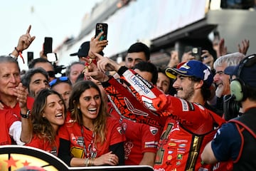 Bagnaia celebra la victoria con los miembros de su equipo. 