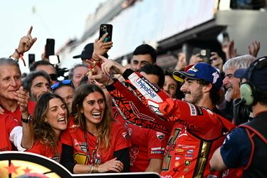 Bagnaia celebra la victoria con los miembros de su equipo. 