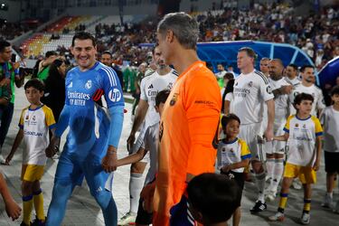 Iker Casillas y  Vítor Baía en su salida al terreno de juego.