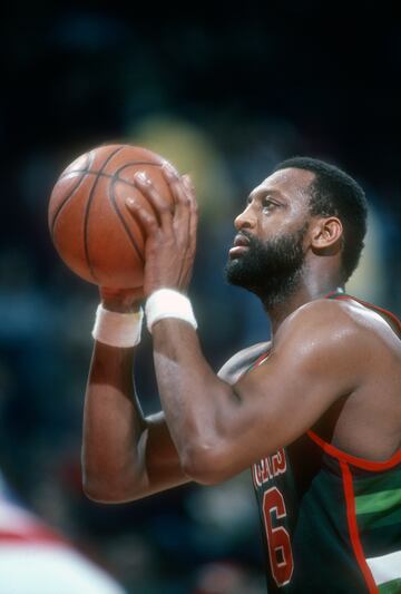 El 10 de mayo fue un da triste para la NBA: Bob Lanier, uno de los grandes pvots de los a?os 70 y los primeros 80, falleci a los 73 a?os. Miembro del Hall of Fame desde 1992, fue nmero uno del draft (en 1970) y ocho veces all star, siete en los 70 y la ltima en 1982. Incluso fue MVP del evento en 1974. Su excepcional carrera hizo que tanto Detroit Pistons como Milwaukee Bucks, las dos franquicias en las que jug como profesional (1970-1984), retiraran su nmero 16. Acab jugando 959 partidos en la NBA y promedi 20,1 puntos, 10,1 rebotes, 3,1 asistencias y 1,5 tapones.