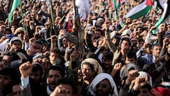 FILE PHOTO: Supporters of the Houthi movement rally to denounce air strikes launched by the U.S. and Britain on Houthi targets, in Sanaa, Yemen January 12, 2024. REUTERS/Khaled Abdullah/File Photo