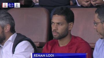 Lodi, en la grada del Nottingham Forest esta tarde en su partido ante el Tottenham.