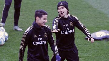Modric bromea con James durante el último entrenamiento del Madrid. El croata será titular, el colombiano no va ni convocado.