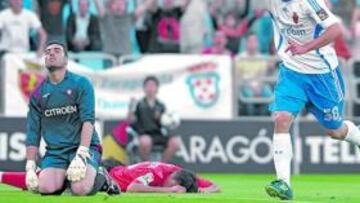 <b>SIN LLEGADA. </b>Pulido trata de contener el avance de Dinei.