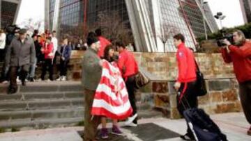<b>EN MADRID. </b>La expedición del Sporting fue recibida a su llegada a la capital por varios aficionados.